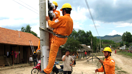 Theo Kiểm toán nhà nước, EVN đã chưa hạch toán để giảm giá thành nhiều nguồn như cho thuê cột điện, tiền nhượng bán vật tư sản xuất kinh doanh điện... Trong ảnh: công nhân EVN vận hành nguồn điện, sửa chữa đường dây.